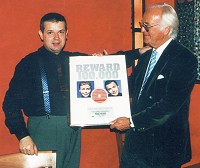 Martin Böttcher hands over the award
